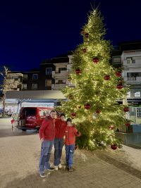 der Baum jetzt in einem warmen, festlichen Licht erstrahlt.